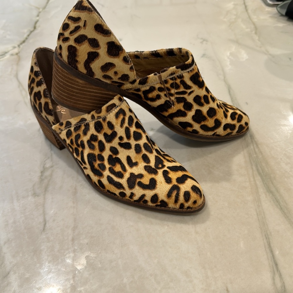 Crown vintage leopard shoes/booties